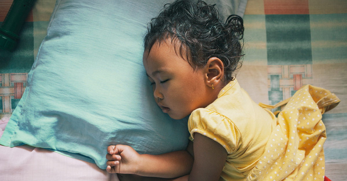 Сильно потеет голова во сне у ребенка. Повышенная потливость у детей.