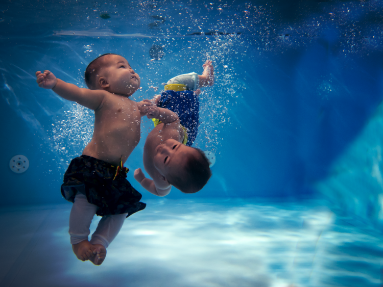Дети плавают в воде