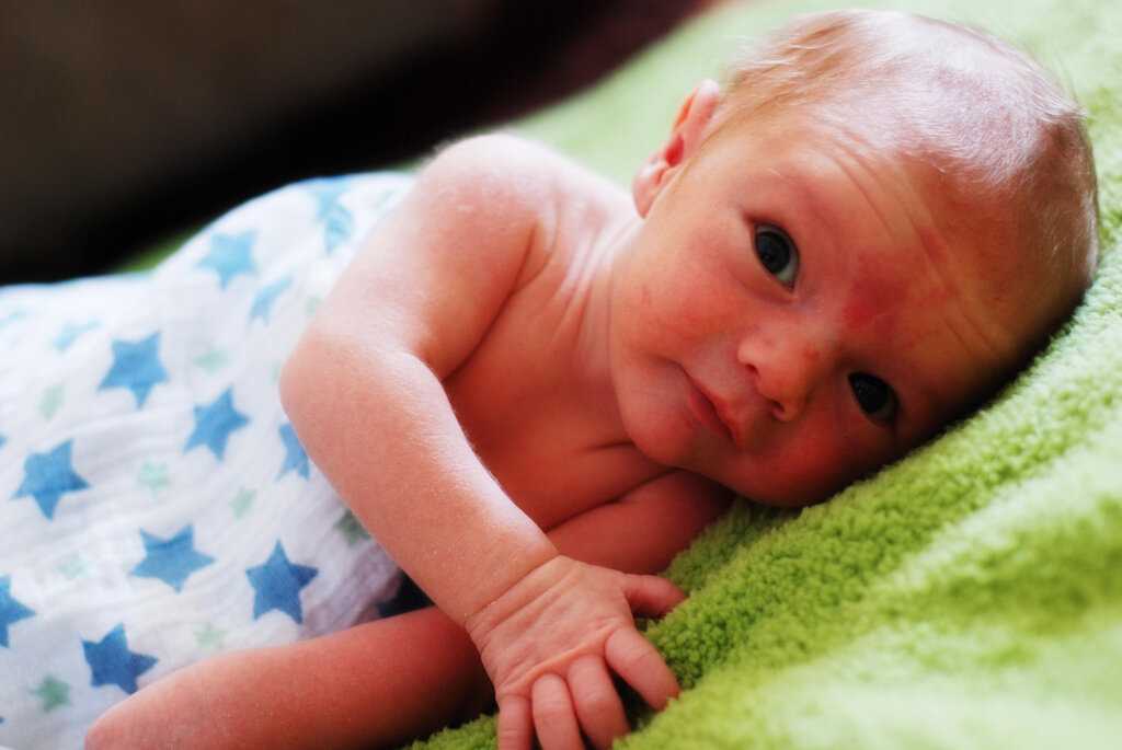 Когда дети видят после рождения. Мир глазами новорожденного. Новорожденный ребенок увидеть. Когда новорожденный начинает видеть. Когда начинают видеть Новорожденные дети.