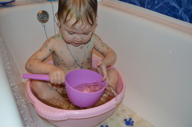 Можно ли купать при насморке. Ванна из марганцовки для ребенка. Ванночка с марганцовкой для ребенка. Купание детей 7 лет в ванной.