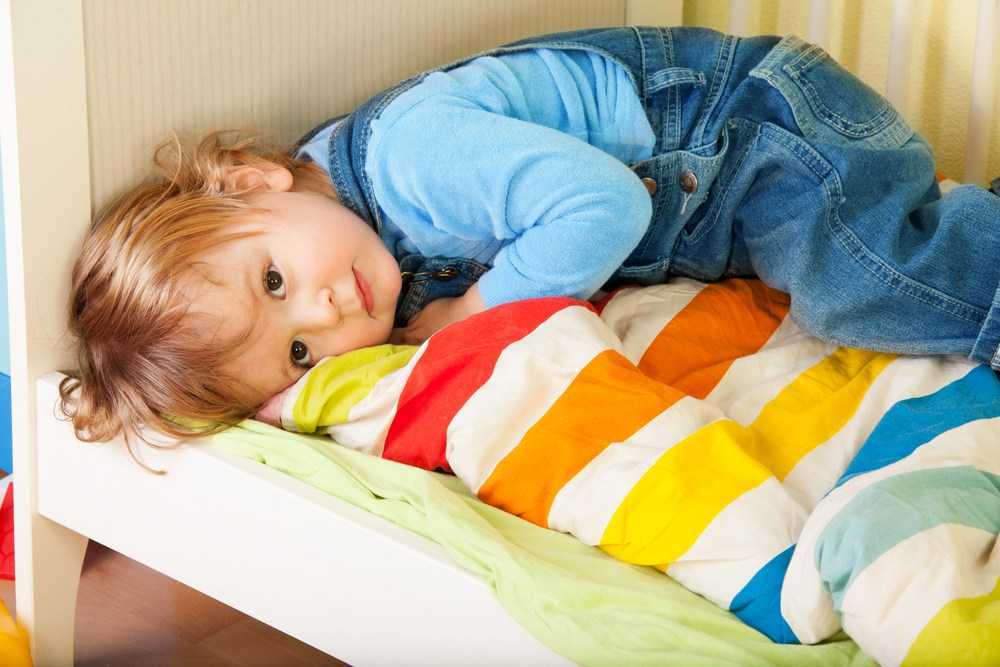 Ребенок не любит спать. Спящий ребенок. Кровать для детей. Ребенок в кроватке.