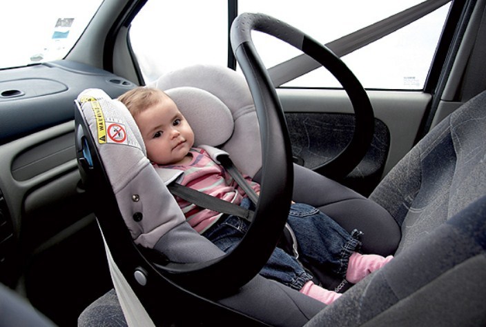 Со скольки лет можно спереди ездить ребенку. Детское кресло в машину. Кресло для новорожденных в машину. Пвтолдллка на передгнм сидении. Ребенок в автолюльке.