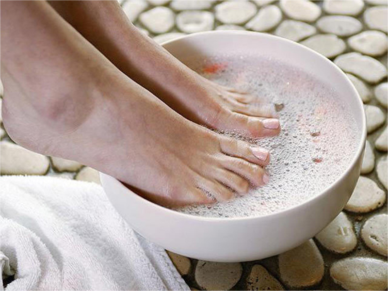Ванночка для ног. Ванночка для ног от грибка. Травяные ванночки для ног. Солевая ванночка для ног.