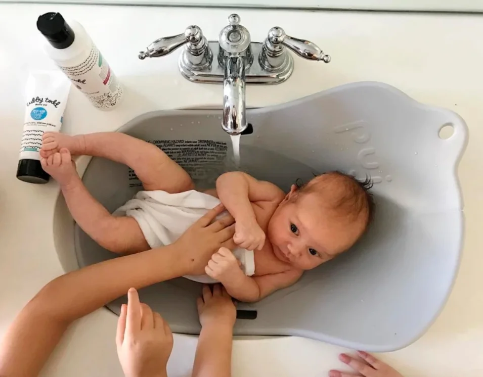 Мытье попы. Ванночка Puj для раковины. Раковина для купания младенцев. Для купания ребенка в раковине. Ванночка для новорожденных.