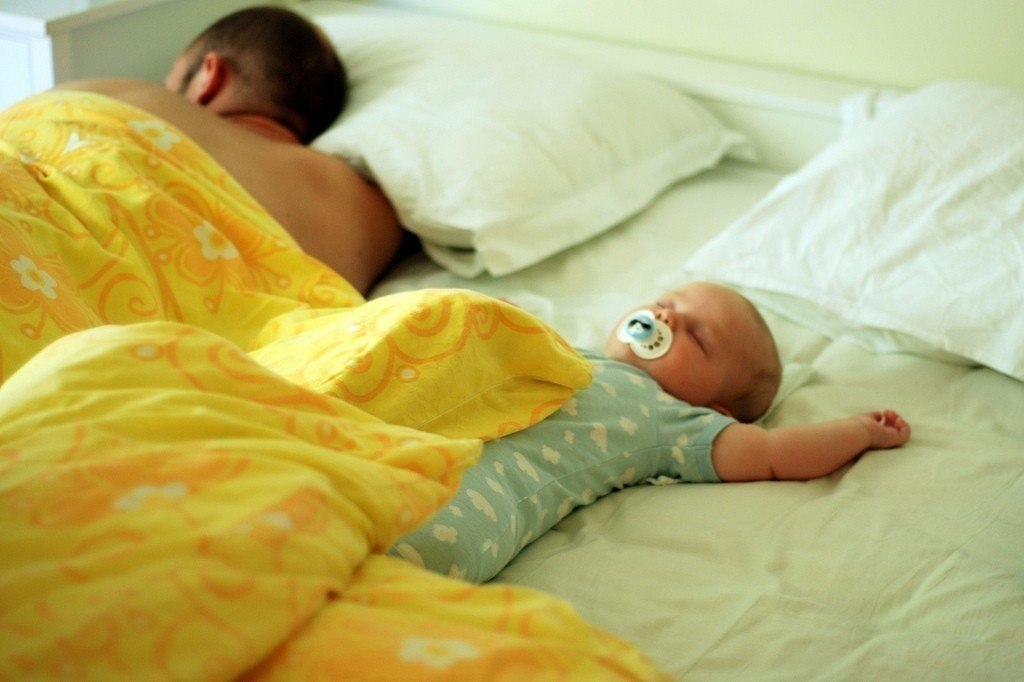 Папа с мамой ночь не спали. Малыш кровать. Малыш в кроватке. Сон младенца.