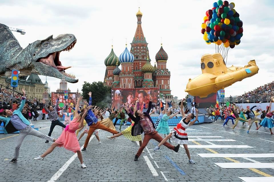 Выходные в москве куда. Москва веселье. Люди веселятся на день города Москвы. Интересные мероприятия в эти выходные. Интересное в Москве на выходные.