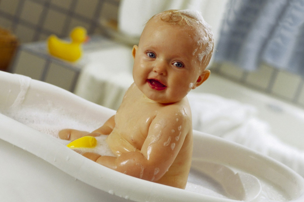 Купание грудного. Ванночка для детей. Малыш купается. Купание младенца. Младенец купается.