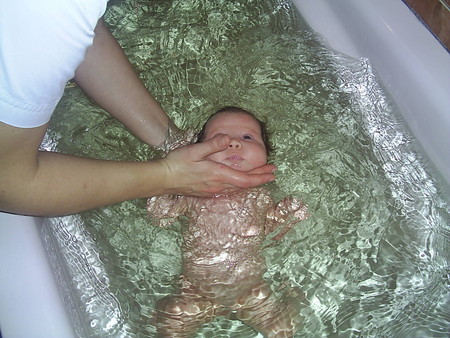 Купать в кипяченой воде. Купание малыша в большой ванне. Купание новорожденного в большой ванне. Купание новорожденногоививанной. Купание младенца в большой ванне.