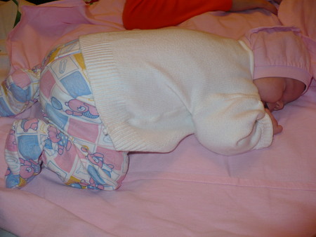Новорожденному спать на боку или спине. Позы для сна новорожденного. Поза для сна новорожденного 2 месяца. Позы сна младенца в 4 месяца.