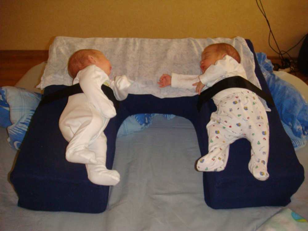 Можно ли детям спать на подушке. Подушка для кормления двойни. Подушка для вскармливания двойни. Подушка для кормления близнецов. Приспособление для кормления двойни.