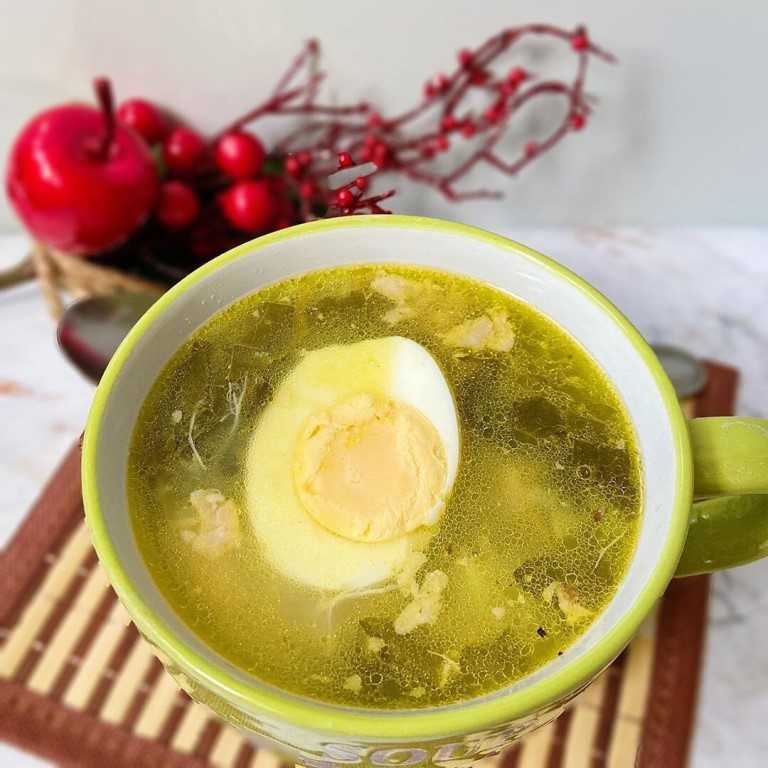 Сварить суп на воде. Куриный бульон. Суп от простуды. Суп с водой. Бульон с яйцом и зеленью.