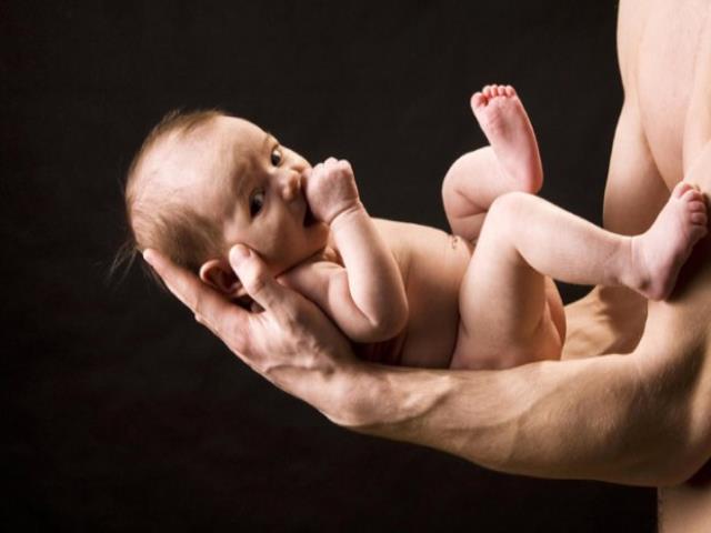 Фото на тему «Почему новорожденных нельзя держать под попу?»
