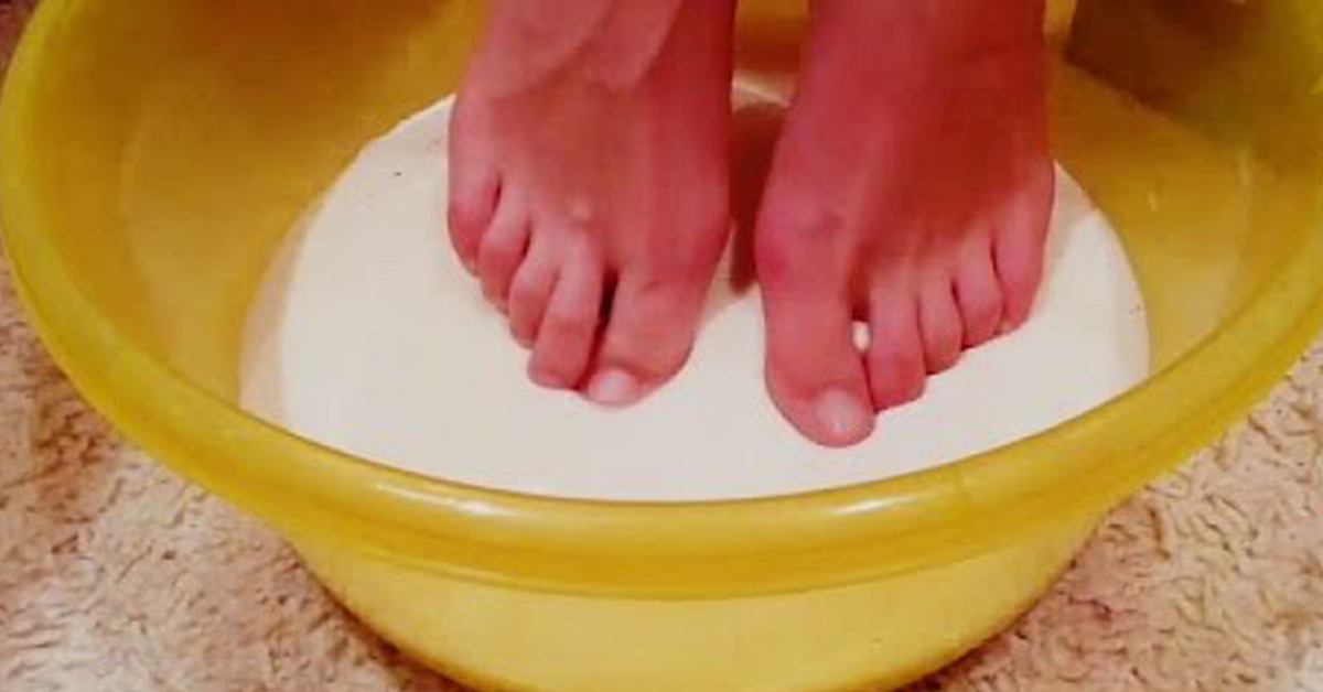 Парить ноги помогает. Травяные ванночки для ног. Ноги в тазике с горячей водой.