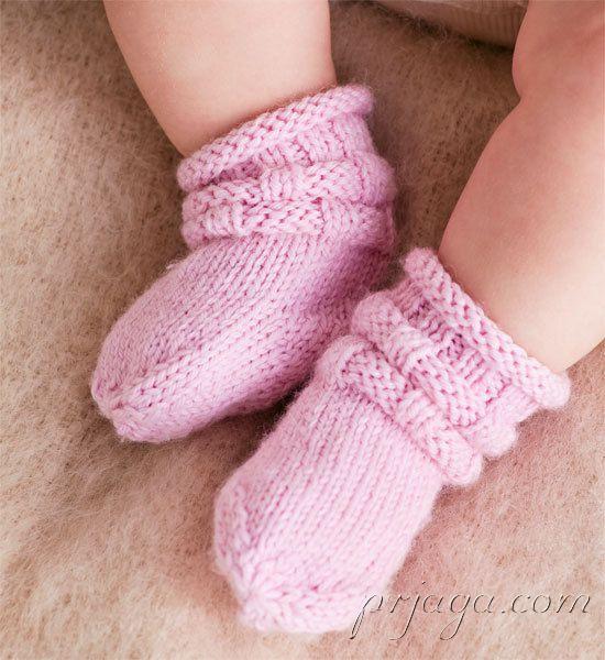 Носочках ребенок связать. Вязаные носочки для новорожденных. Носки для новорожденных спицами. Детские носочки спицами для новорожденных. Грудничок носки вязаные.