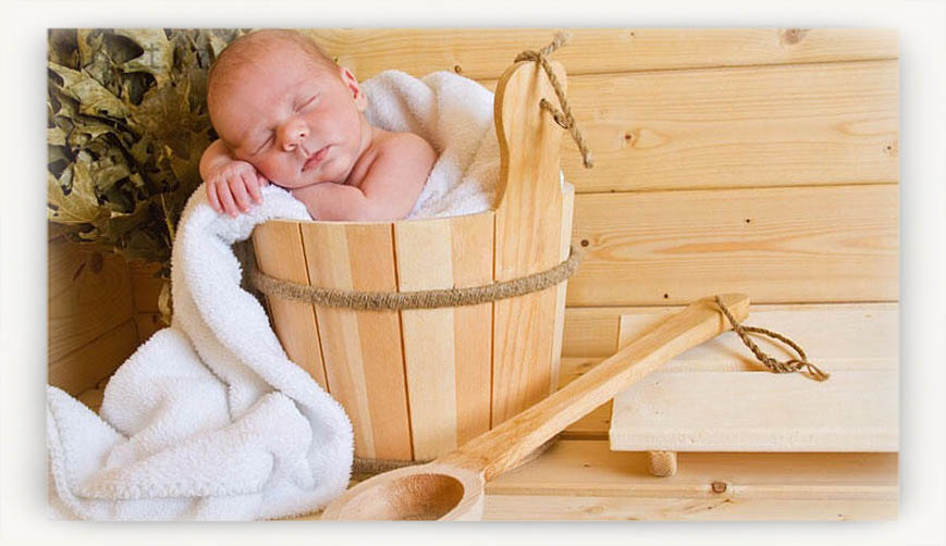 Баня кормящей маме. Ребенок в бане с веником. Баня с детками. Малыш в сауне. Фотосессия малыша в бане.