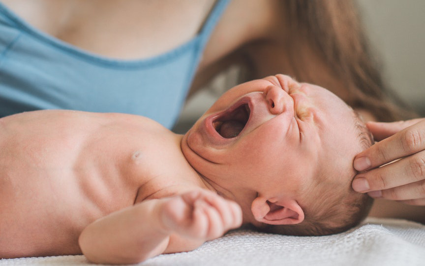 Плачет после кормления. Новорожденный ребенок икает. Кефалогематома у новорожденных.