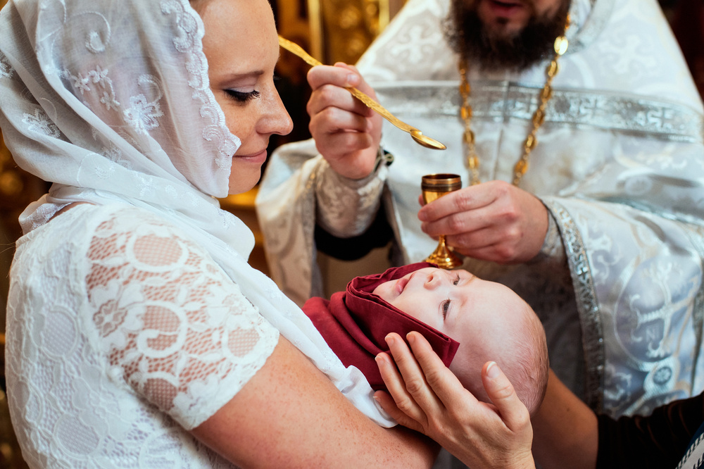 После крещения младенца. Таинство Святого причастия. Причастие в церкви. Крещение детей в церкви. Причащение детей в храме.