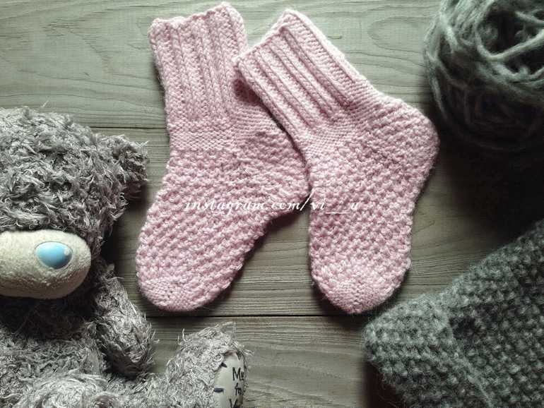 Носочки для новорожденных для начинающих. Вязаные носки. Носки детские вязаные. Вязаные носочки для малышей. Детские вязаные нос.