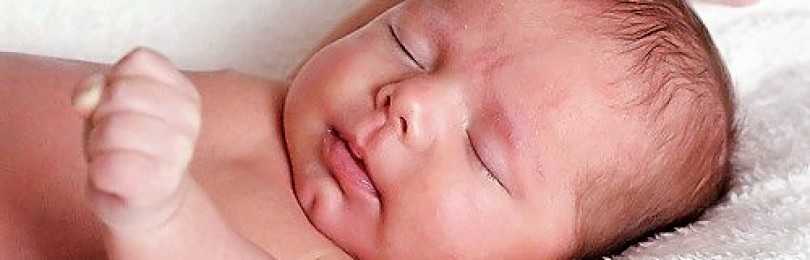 У ребенка пульсирует родничок. Жировики на лице у новорожденного. Киста у новорожденного ребенка. Молочные кисты у новорождённых.