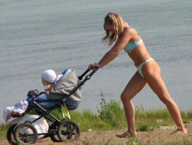 Смотрит на голую маму. Мамки с колясками. Молодые мамы. Молодые мамки с колясками.