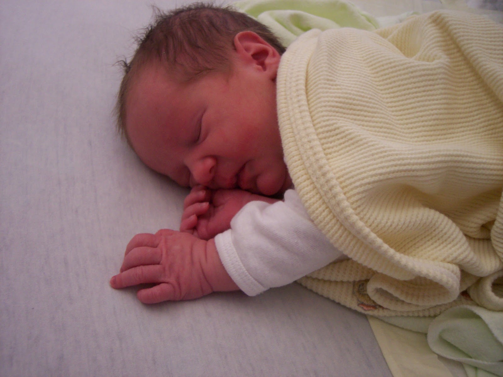 Новорожденный ребенок не спит