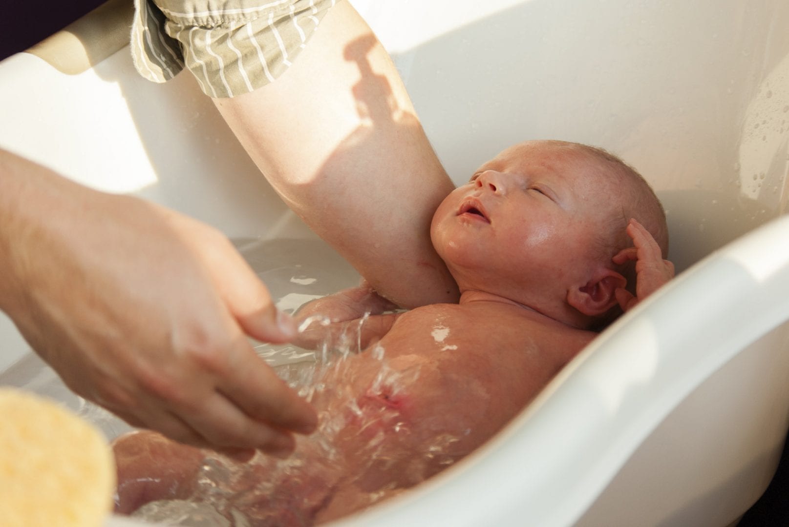 Первая гигиеническая ванна. Пуканье новорожденного. Для купания новорожденных. Купание грудничка.