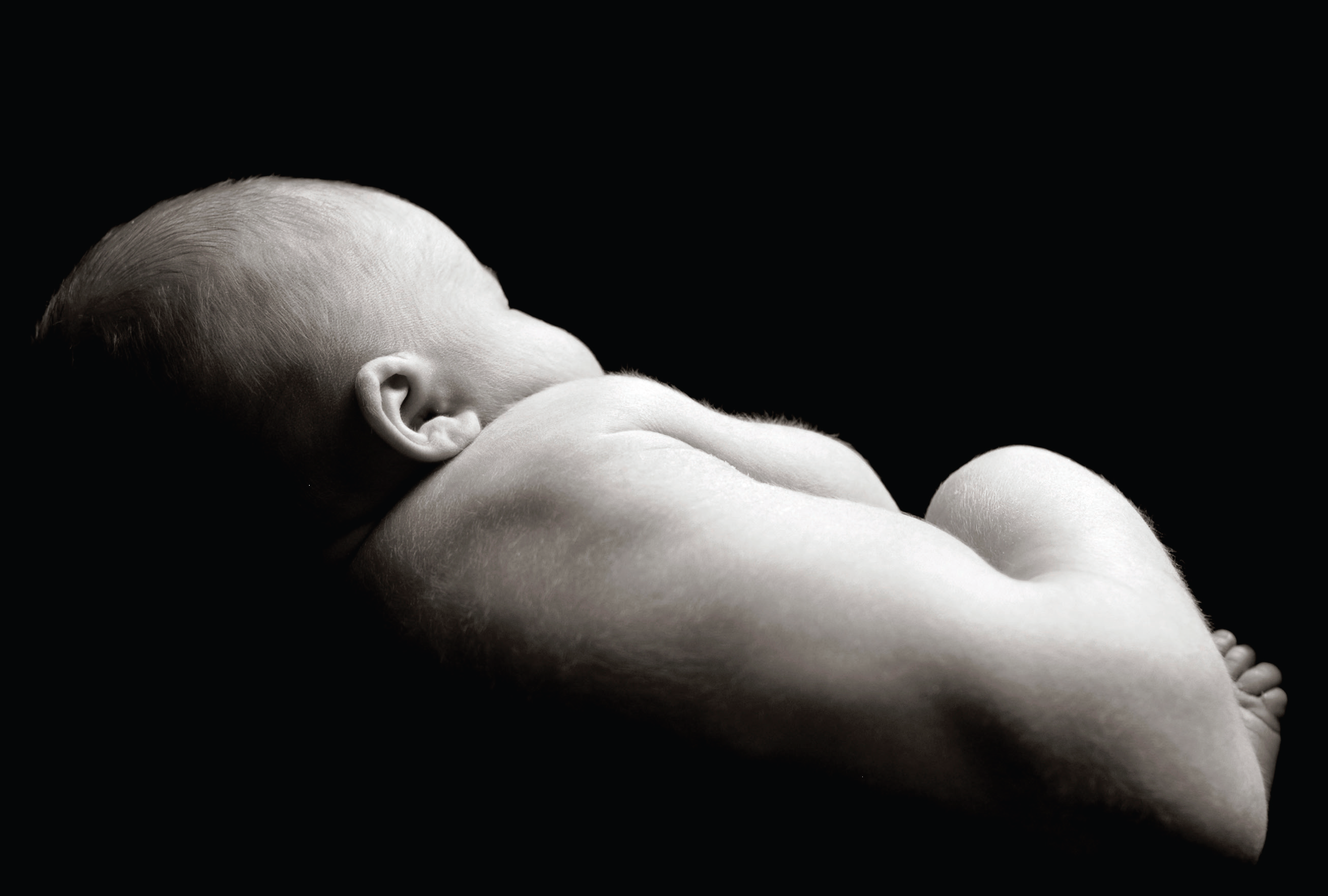 Пук новорожденных. Новорожденный ребенок. Младенец Эстетика. Новорожденный Эстетика. Новорожденный на темном фоне.