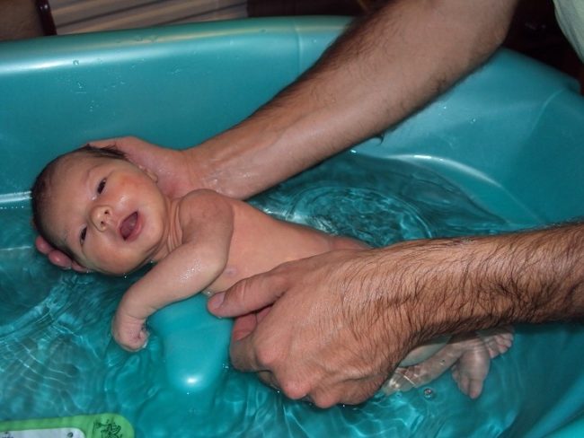Купание новорождённого в кипячёной воде