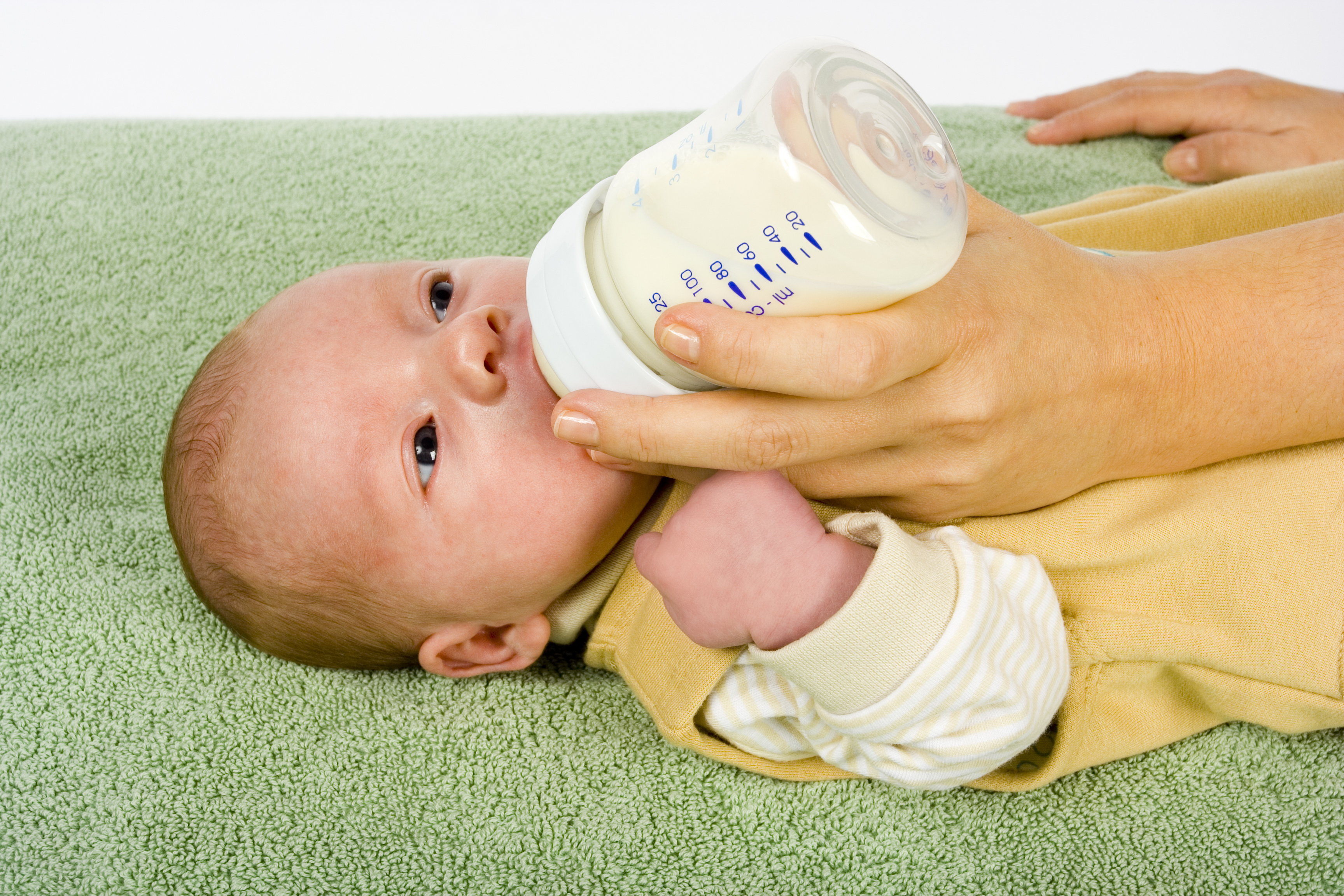 Как правильно держать бутылочку. Положение для кормления новорожденного из бутылочки. Правильное положение для кормления из бутылочки. Позы для кормления младенца из бутылочки. Младенец с бутылочкой.