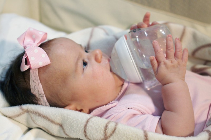 Допаивать грудничка водой. Сладкая вода для новорожденных. Изюмная вода для новорожденных. Поить водой грудничка.