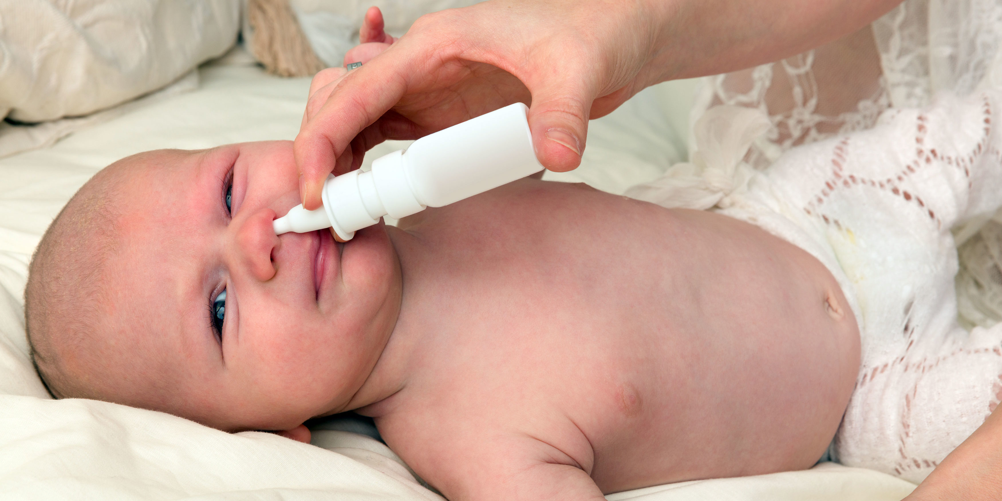 Насморк у новорожденного 2. Чистить нос ребенку. Увлажнение носа новорожденному. Как почистить носик новорожденному. Как почистить нос новорожденному.