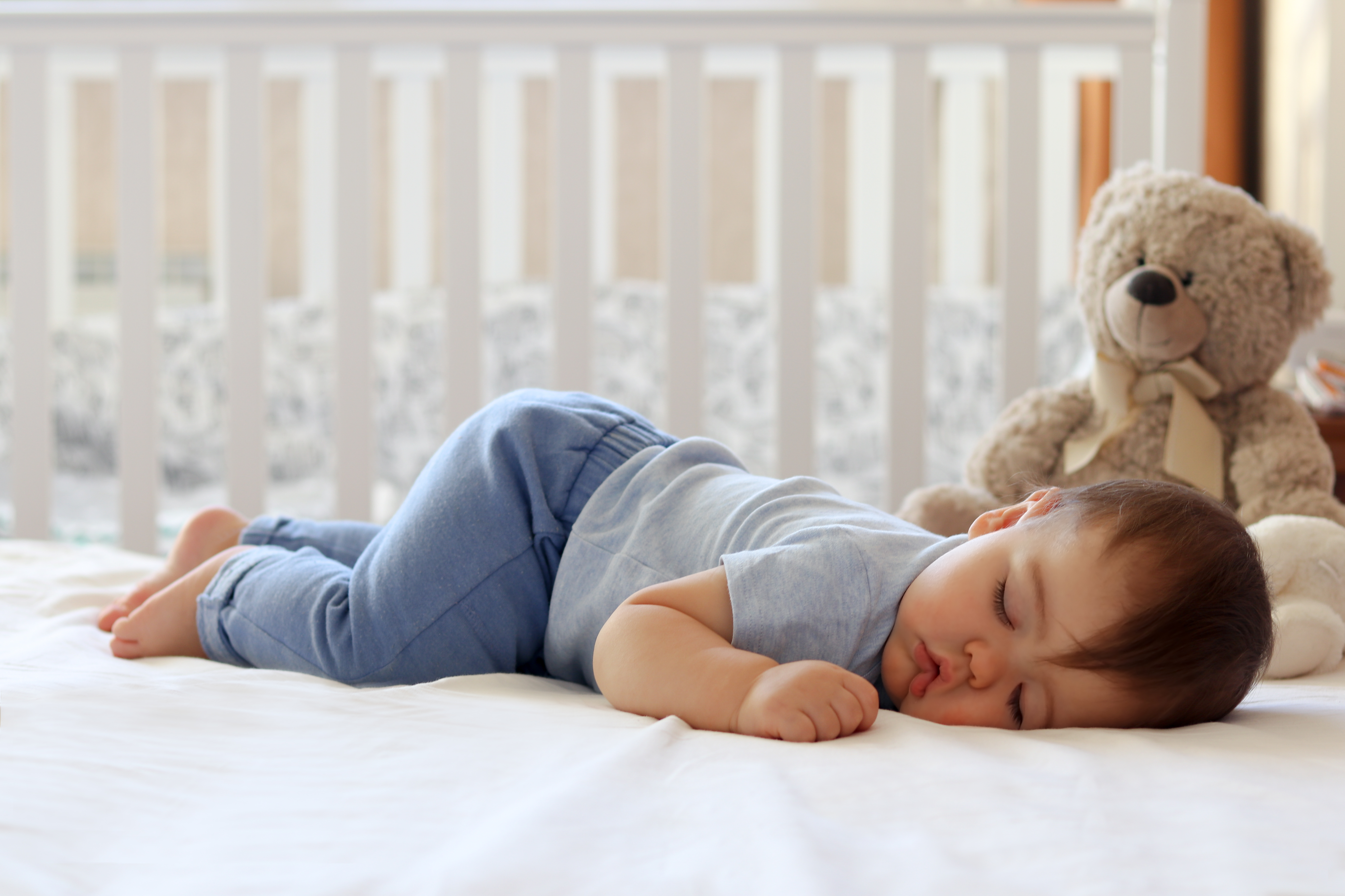 Ребенку 6 месяцев часто просыпается. Спящие малыши. Сонный ребенок.