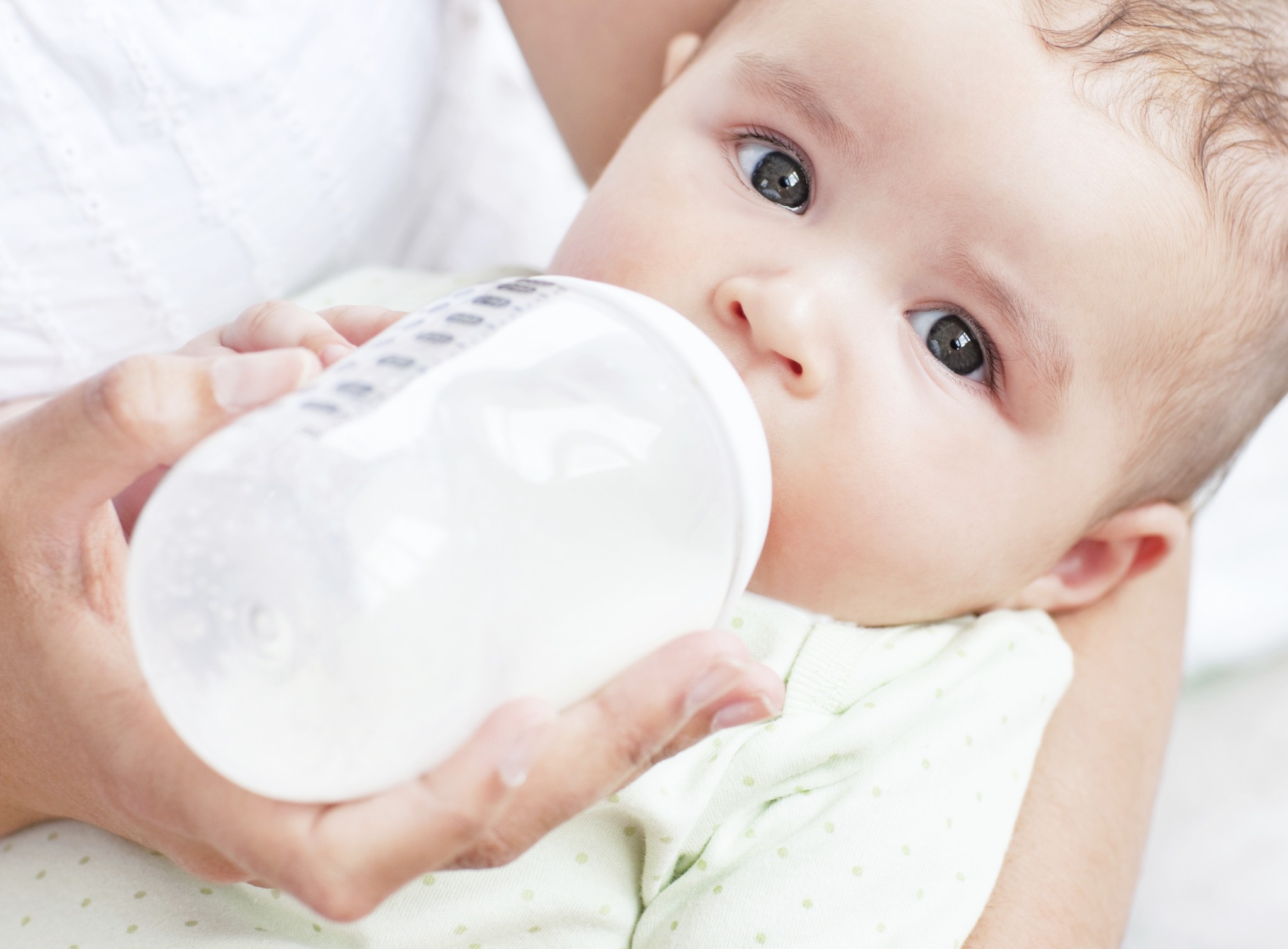 Что можно пить новорожденному. Младенец с бутылочкой. Вскармливание искусственным молоком. Искусственное вскармливание новорожденного. Смешанное вскармливание.