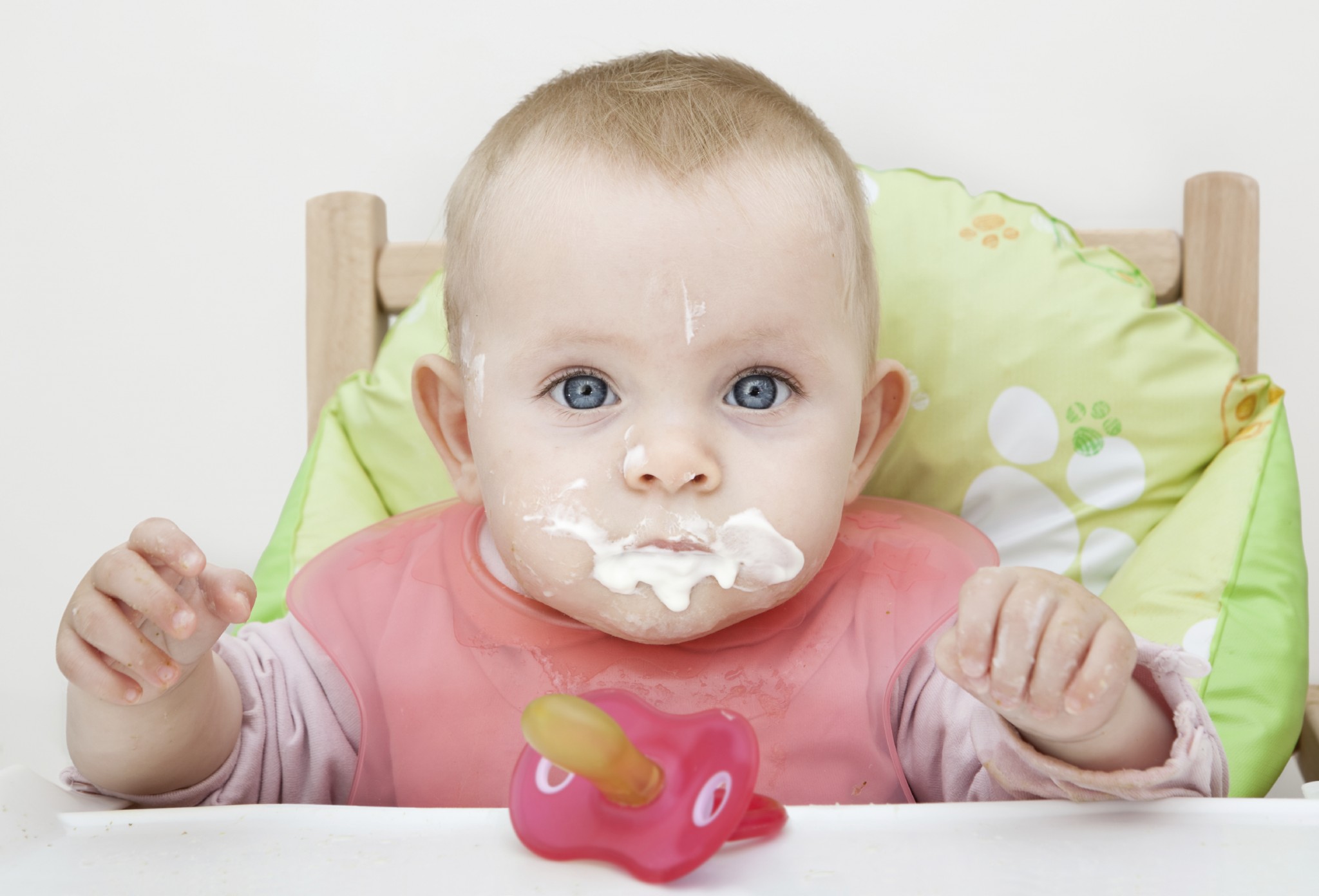 6 месяцев срыгивает. Маленький ребенок ест. Прикорм маленьких детей молоком. Дети плюются.