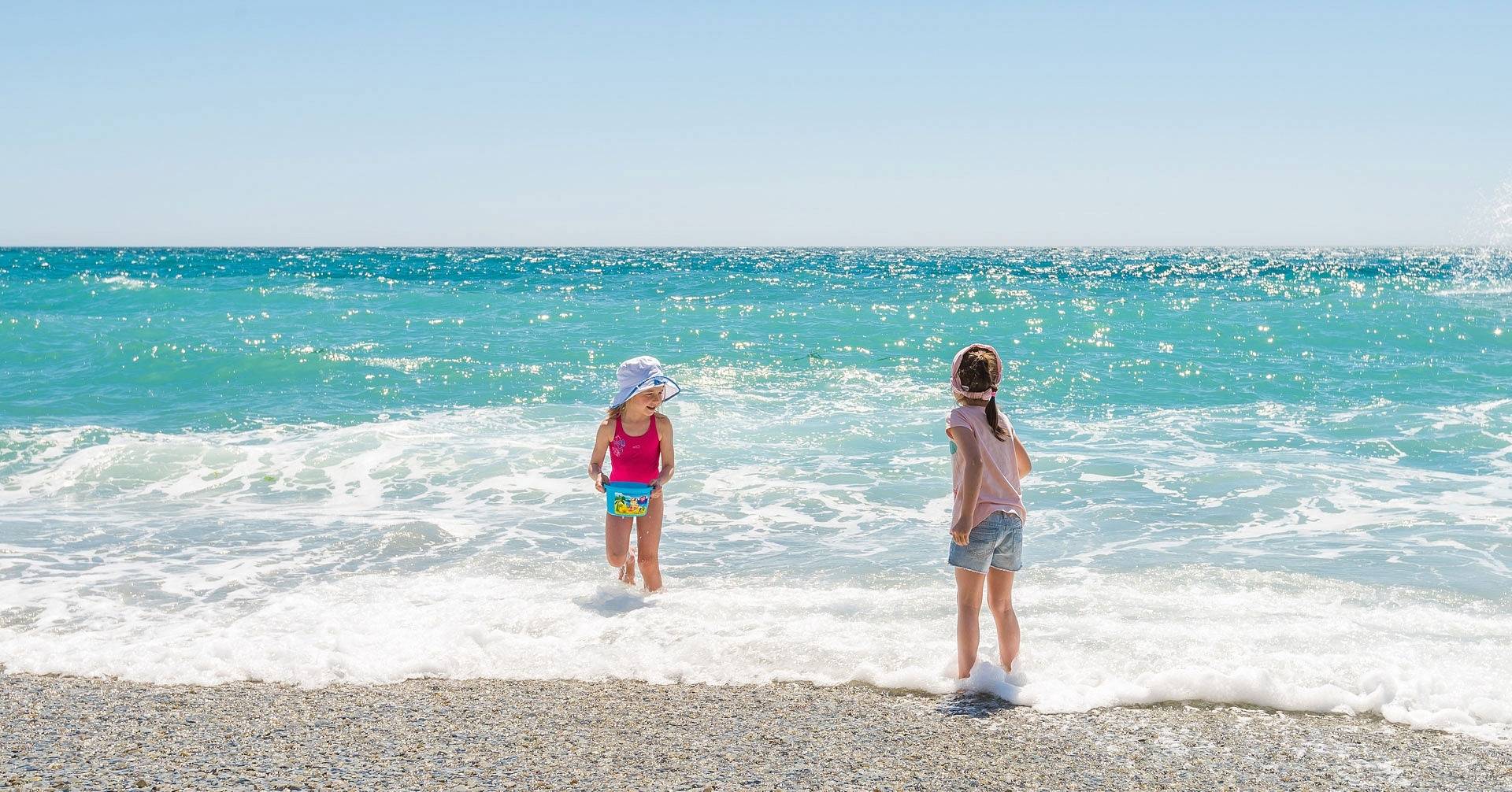 Черное море пляж для детей. Крым море дети. Крым пляж семья море. Дети на черном море. Экскурсии на море с детьми.