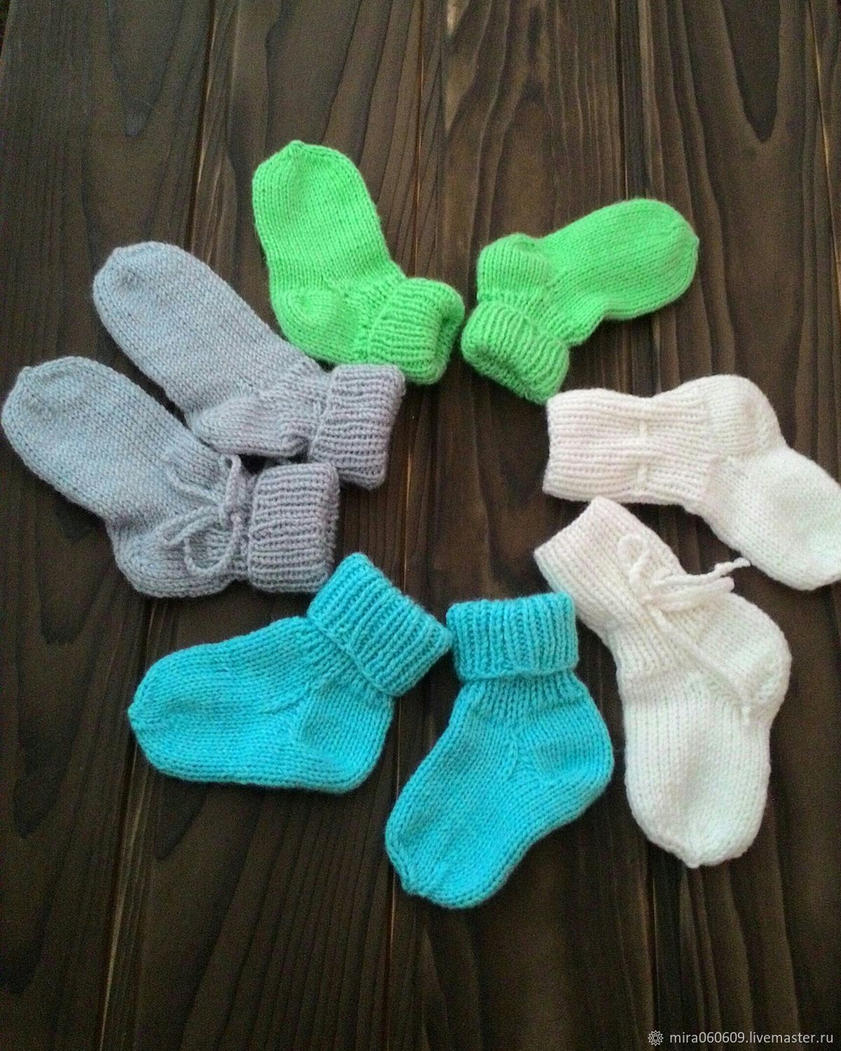 Вязание носочков новорожденному. Носочки для новорожденного. Носки для новорожденных. Вязаные носочки для новорожденного. Вязаные носки для младенца.