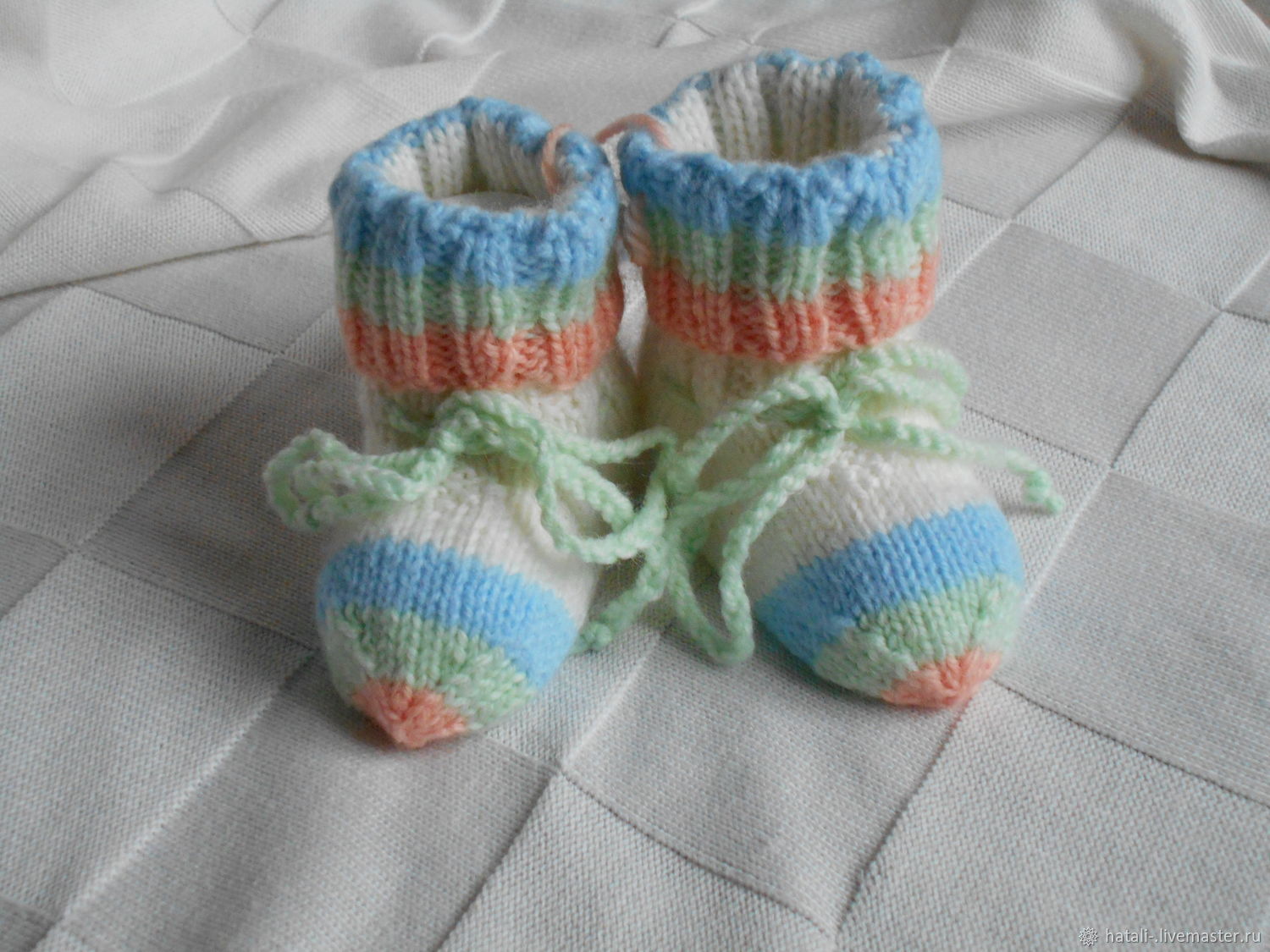 Вязание носочков новорожденному. Детские вязаные носочки. Вязаные носки для малышей. Носочки для новорожденных спицами. Вязаные носки для новорожденных спицами.