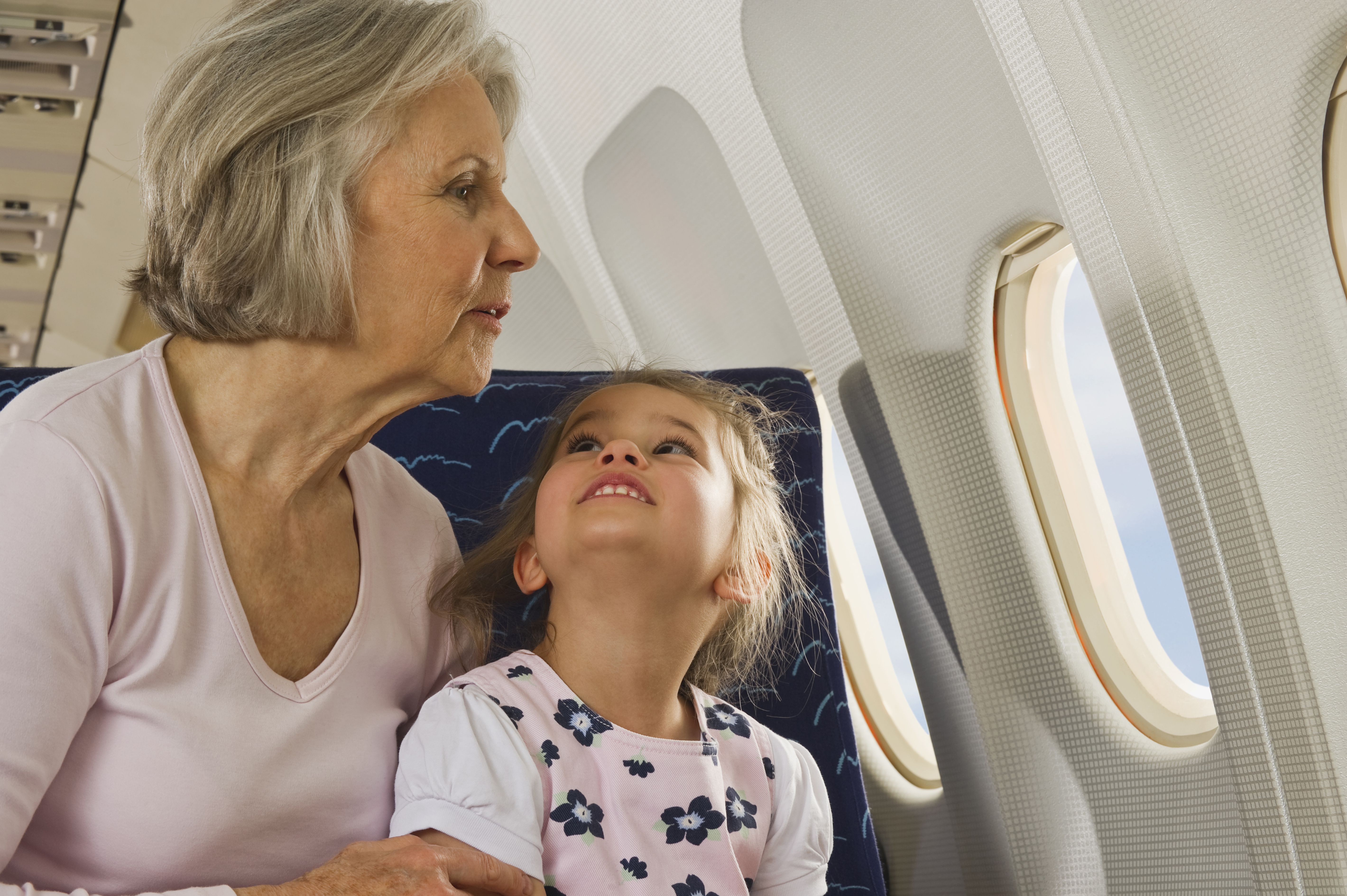 Самолет пожилые люди. Самолет с ушами. Заложенность в ушах в самолете. Закладывает уши в самолете. Закладывание ушей в самолете.
