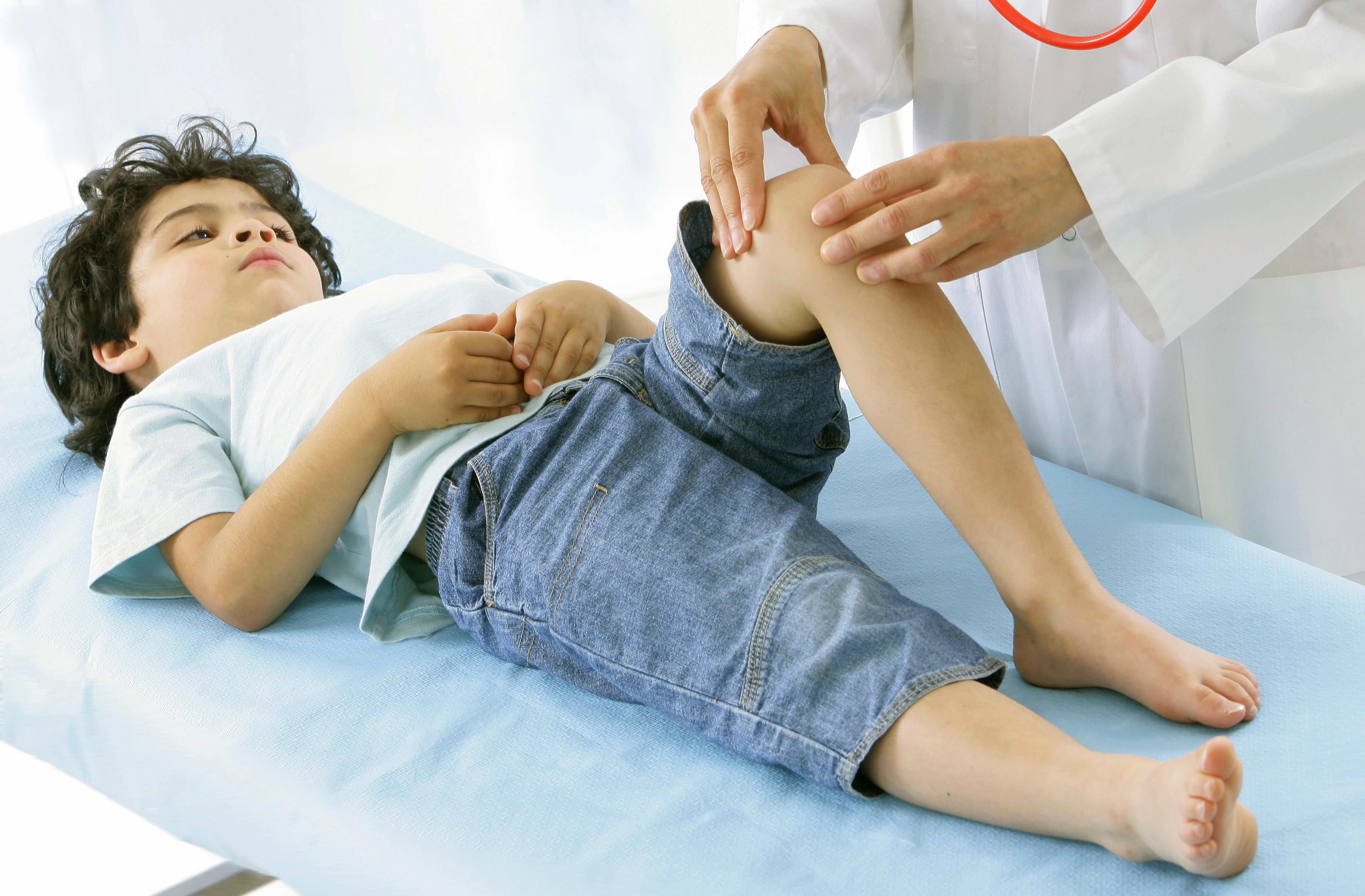 У ребенка болит нога к какому врачу