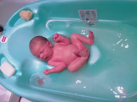 Купать в кипяченой воде. Купание новорожденного ребенка. Первое купание новорожденного. Марганцовка для купания новорожденных. Купание малыша в 1 месяц.