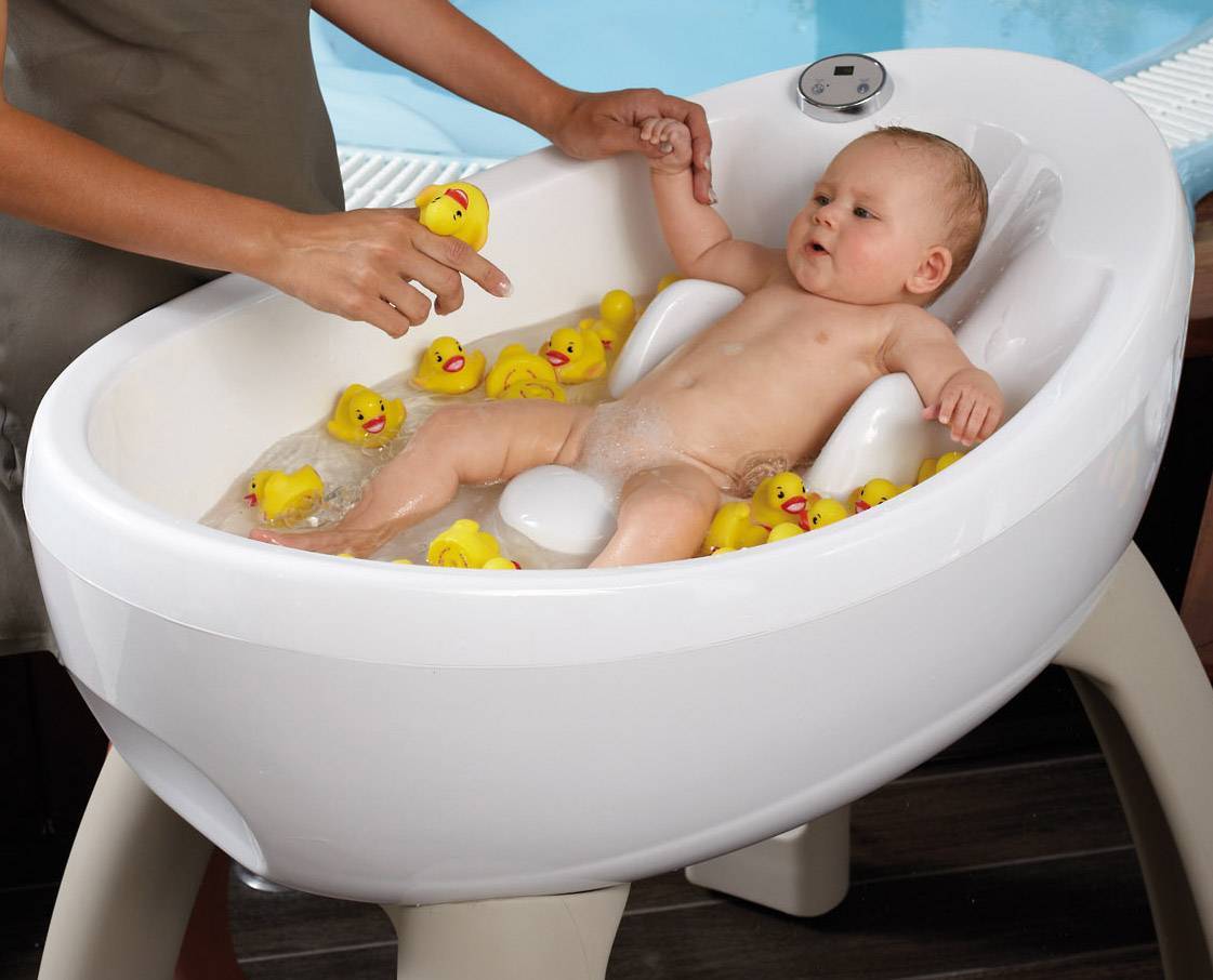 Детей моют в ванной. Ванночка для новорожденных. Ванночка для купания. Детская ванночка для купания. Ванночка для купания новорожденного.