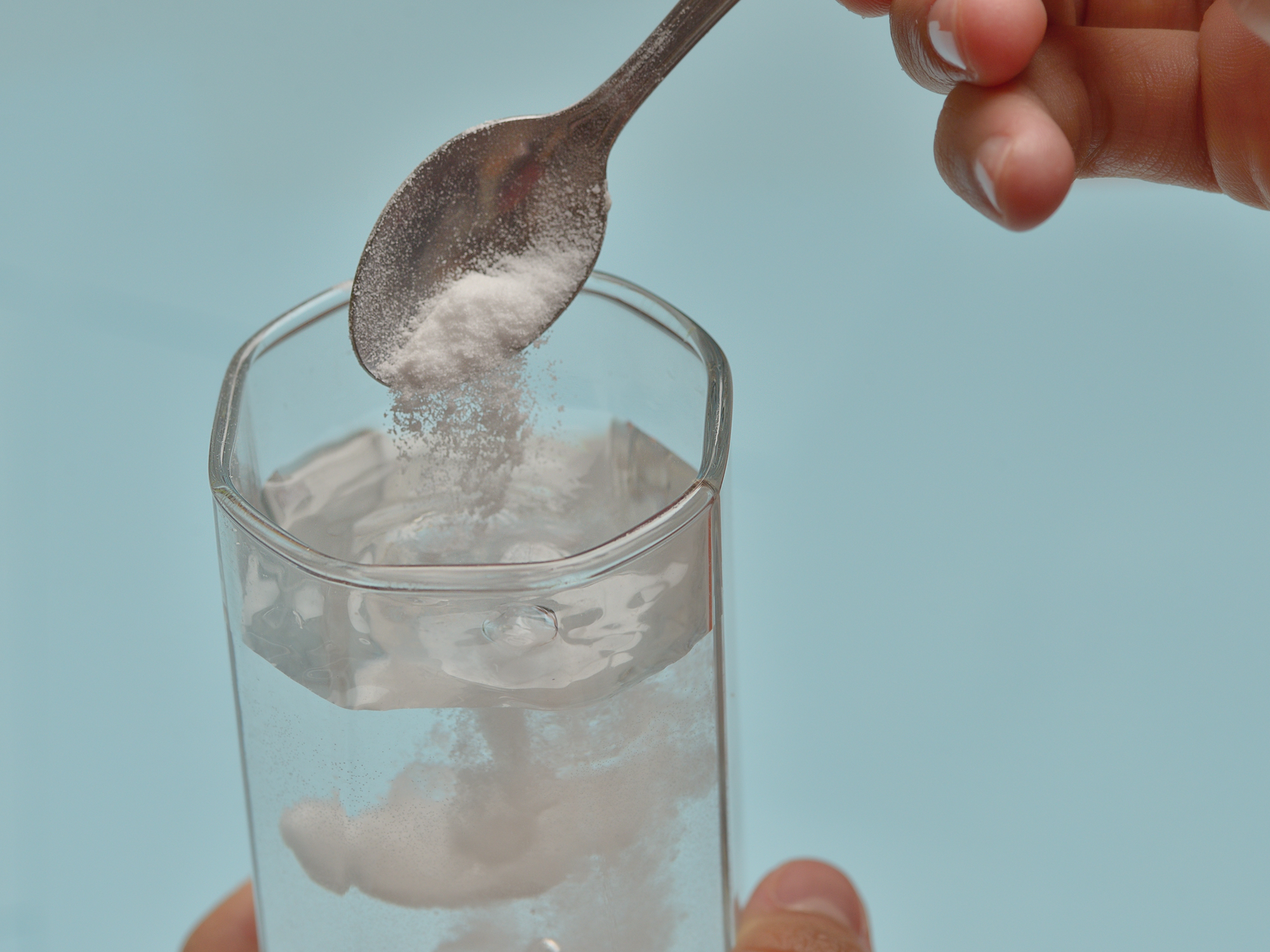 Растворить морскую соль в воде. Вода с содой. Содовая в стакане. Сода и стакан воды. Порошок в стакане.