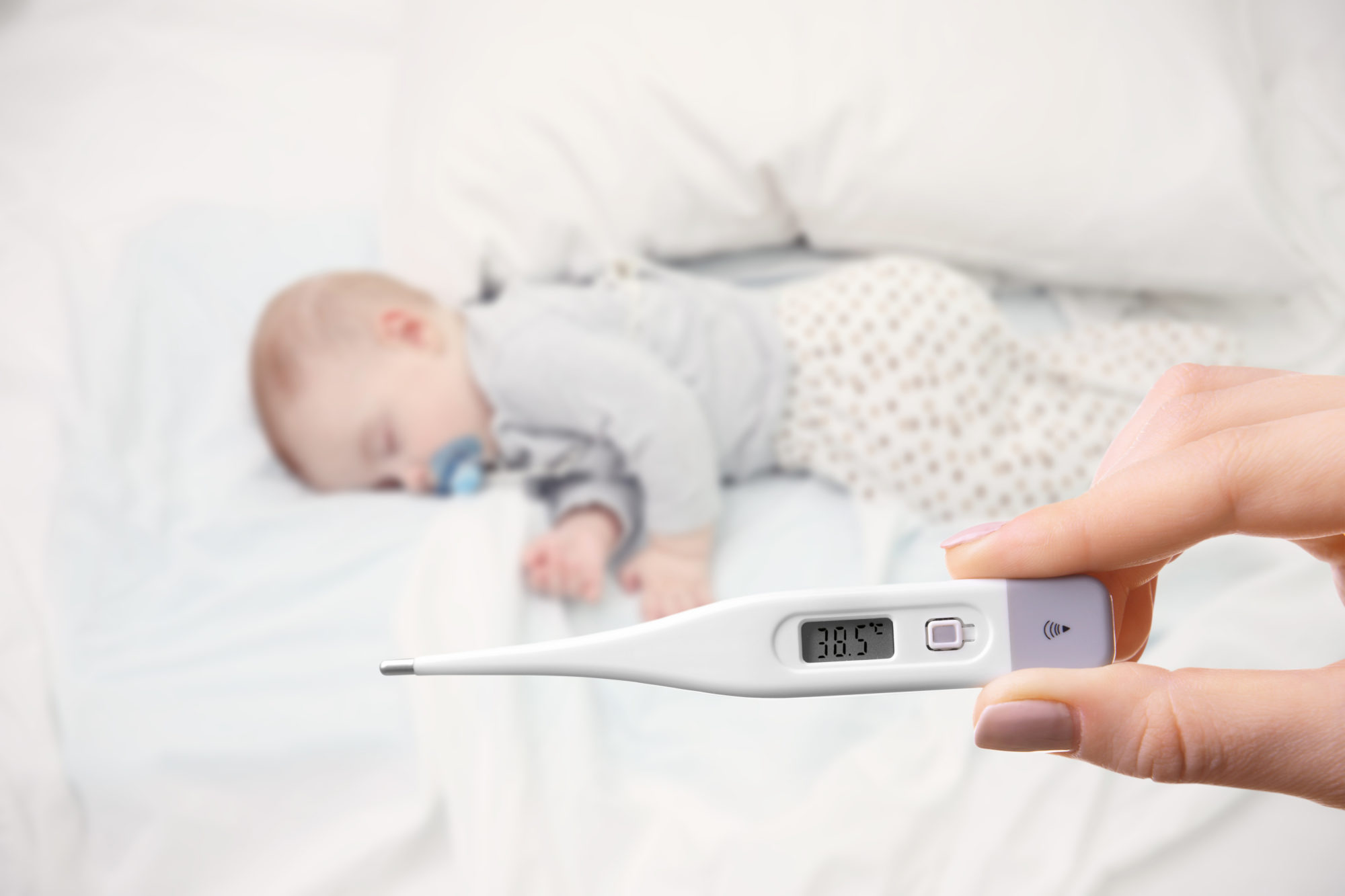 Температура ребенка 1 неделя. Ребенок с градусником. Температура у ребенка. Термометр для новорожденного. Повышение температуры у детей.