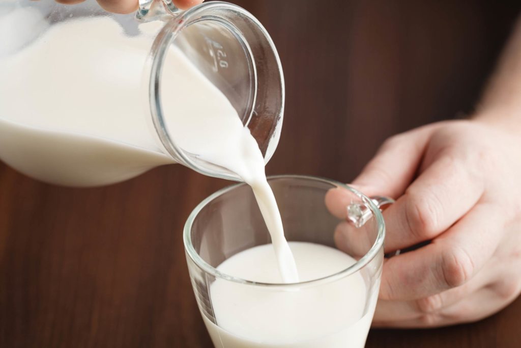 Можно ли пить молоко при высокой температуре