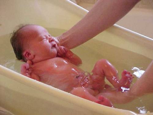 Купание новорожденного в ванночке