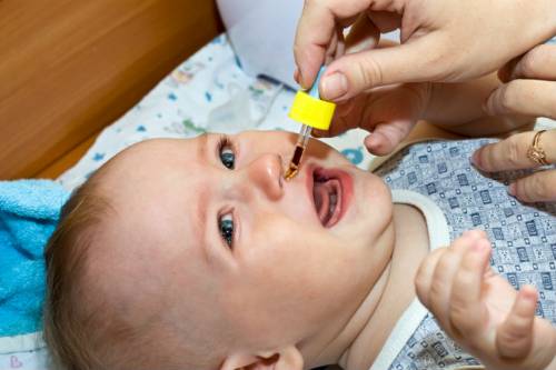 Закапывание лекарства в нос новорожденному