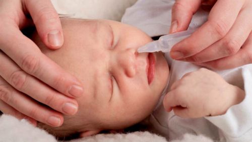 Закапывание левомицетина в носик младенцу
