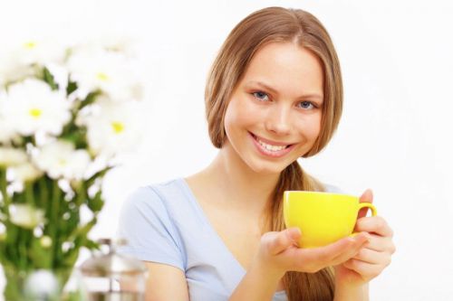 Женщина пьет чай