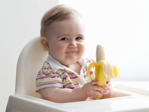 Ребенок ест банан