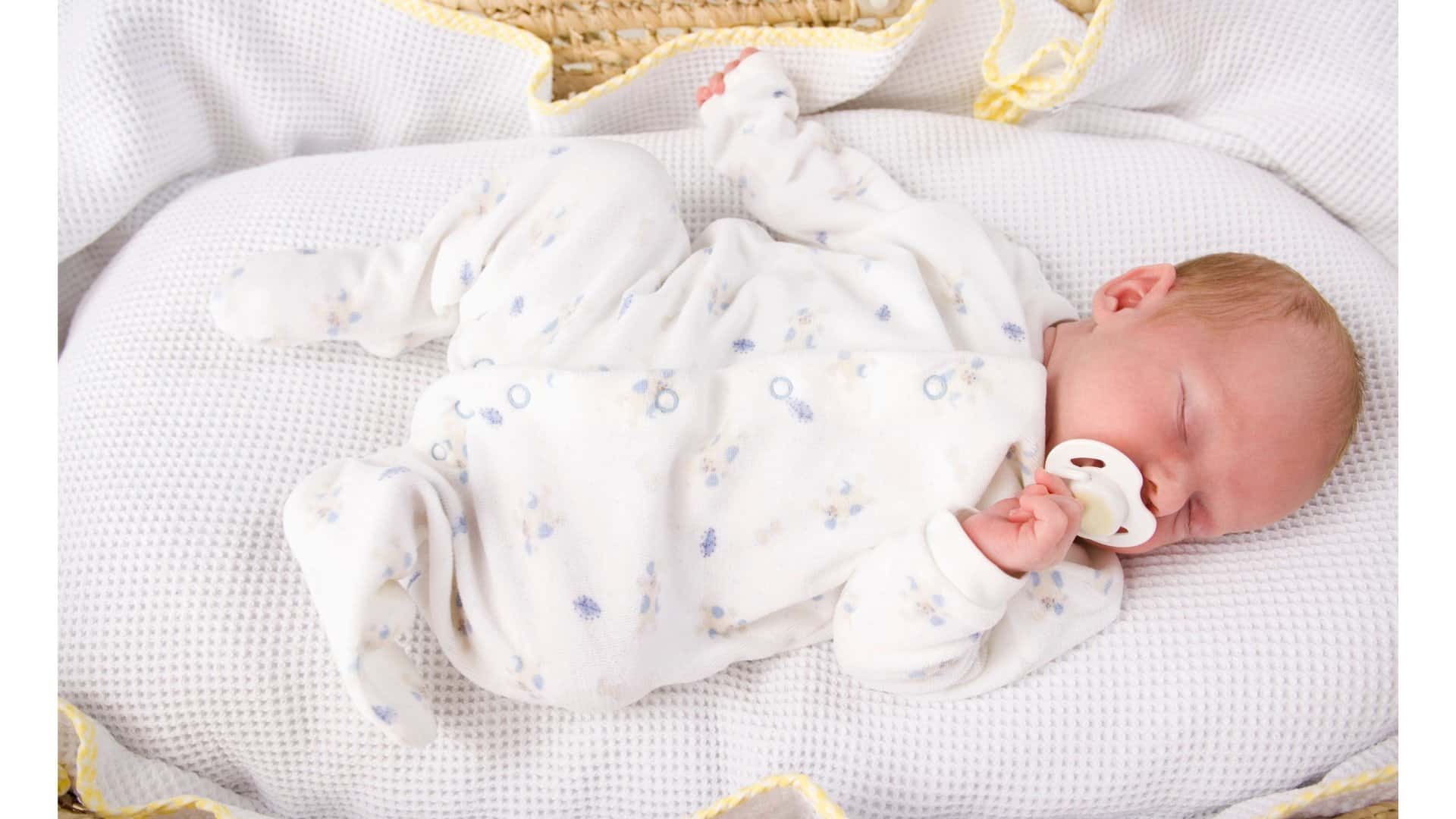 К чему снится новорожденный мальчик на руках. Малыши Новорожденные. Новорожденный ребенок. Кроватка для новорожденного. Ребенок в кроватке.
